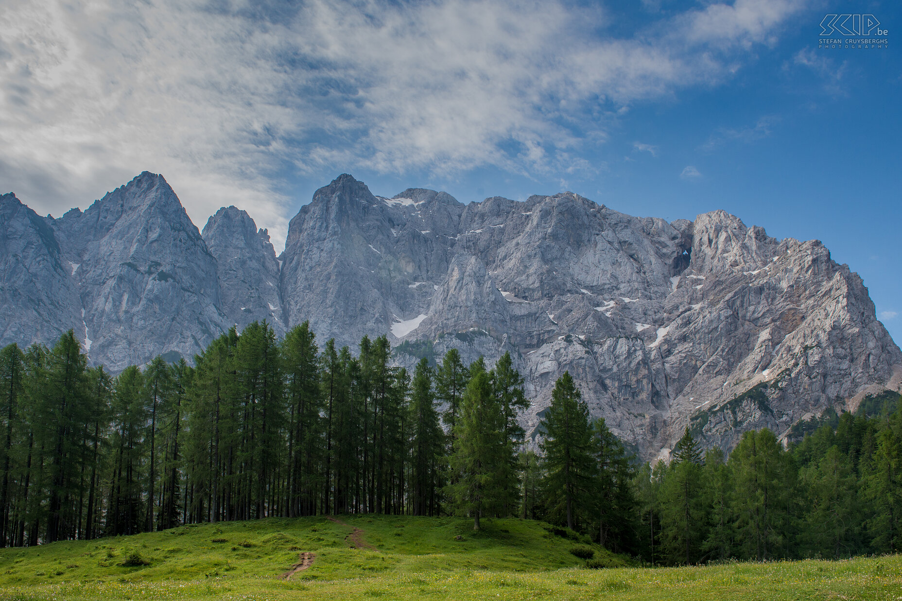 Triglav NP - Vršic-pas De Vršic-pas op 1611 meter hoogte is de hoogste bergpas van Slovenië. De pas is gelegen in de oostelijke Julische Alpen. Over de pas loopt de regionale weg R206 tussen Kranjska Gora en Trenta. De Vršic-pas heeft 50 haarspeldbochten en is een van de mooiste wegen van Europa Stefan Cruysberghs